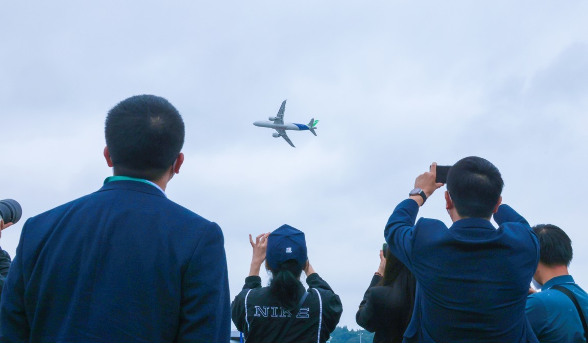 c919_airshow_china_zhuhai_nov8_demo1_copyright_comac.jpg