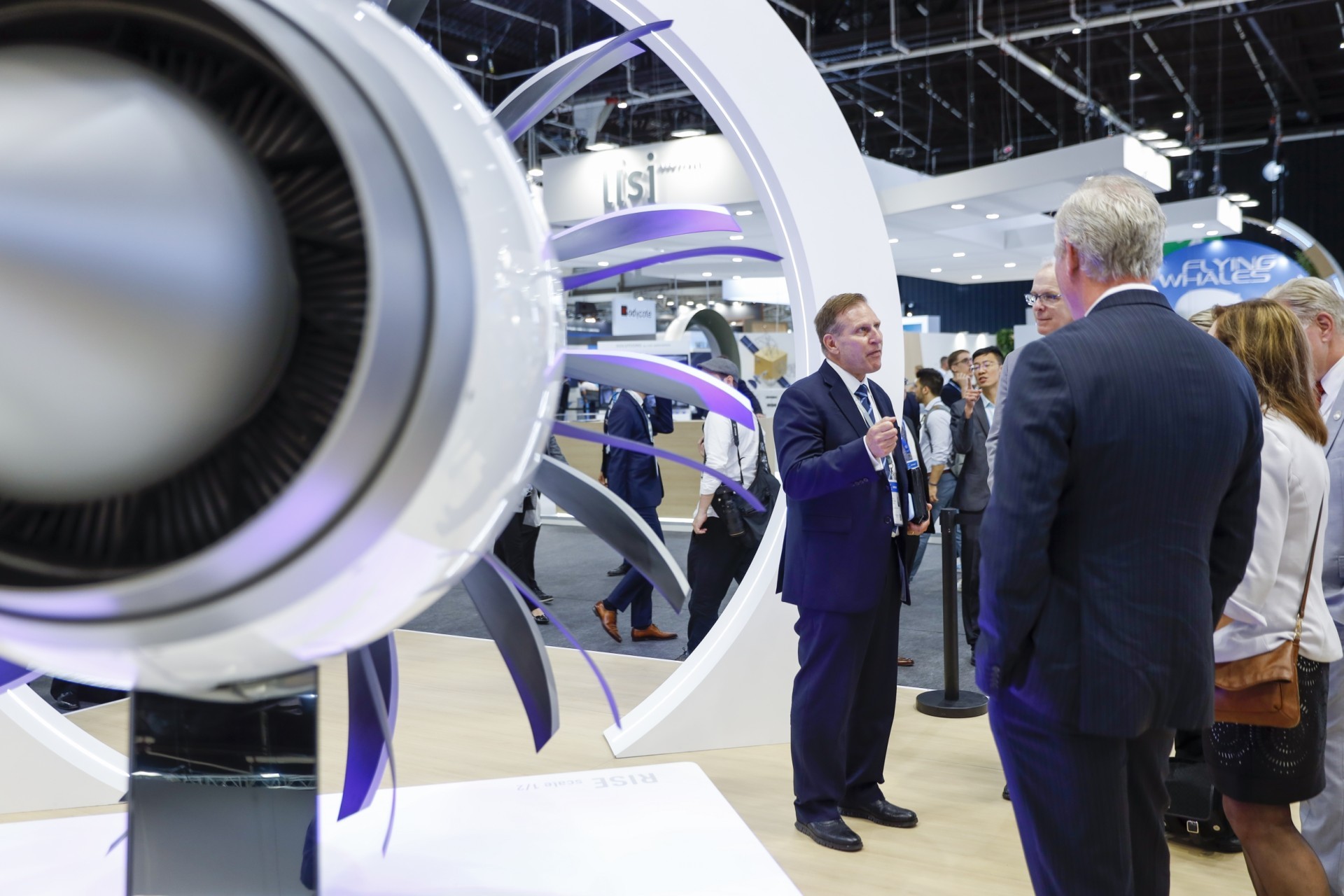 Peter Lengyel, veterano y presidente y director ejecutivo de Safran USA, en el stand de Safran en el Salón Aeronáutico de Bourget